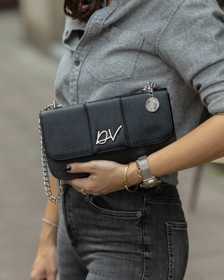 Crna tašna sa lancem